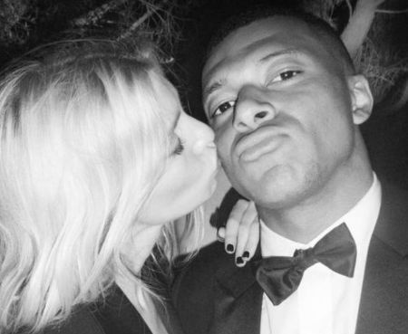   Das belgische Model Stella Maxwell mit Kylian im Cap Eden Roc im Jahr 2022