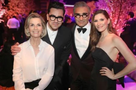 La escritora de Another World y Higgins Boys, Deborah con sus hijos y su esposo