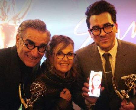 Deborah con su esposo, Eugene y su hijo, Dan Levy.