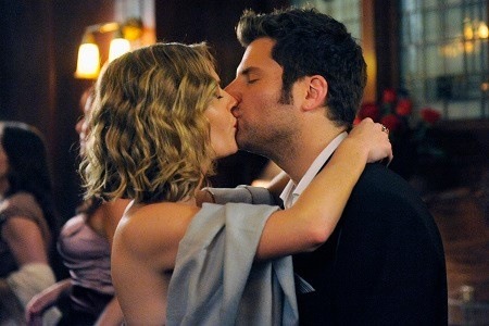 James Roday e sua ex-namorada Maggie Lawson se beijando no set de Psych.