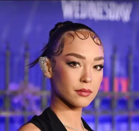 A atriz de 23 anos Naomi J Ogawa na estréia de quarta-feira em novembro de 2022
