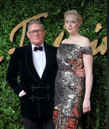 A atriz de Game of Thrones, Gwendoline Christie, com seu parceiro de longa data e designer britânico Giles Deacon