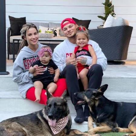   La cantante americana Kane Brown, sua moglie Katelyn Jae e le due figlie Kingsley Rose e Kodi Jane Brown
