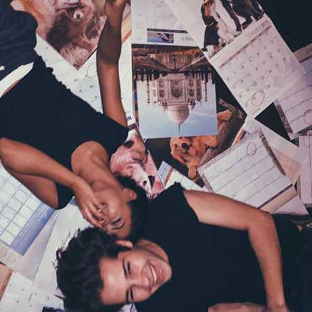   Ex-namorada de David Dobrik, Liza Koshy, deitada em calendários