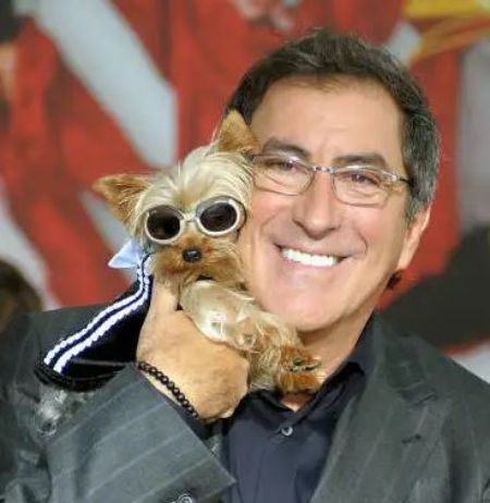 El director de High School Musical, Kenny Ortega, con su perro en el estreno de la película en octubre de 2008 en Los Ángeles, California.