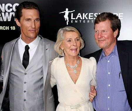 A família Pat McConaughey, incluindo sua mãe adotiva e irmãos.