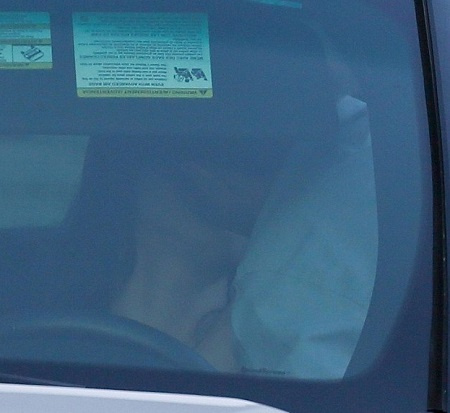 Melber y Alexandra Daddario comparten un apasionado beso en su auto