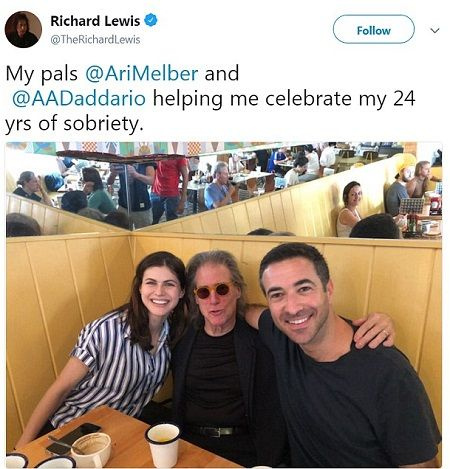 Alexandra Daddario y su exnovio Ari Melber con el comediante Richard Lewis durante la celebración de sus 24 años de sobriedad.