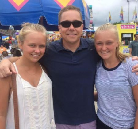 Diretor da escola Kim Brodrick's alleged ex-husband John with their two daughters.