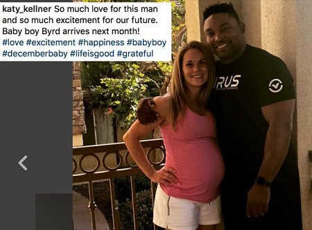 Katy Kellner vino con su barriga de bebé.