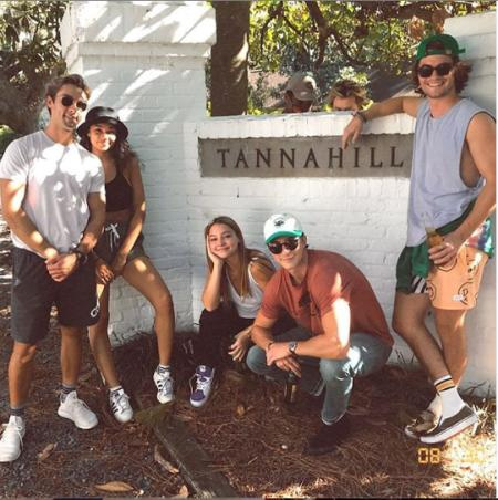 Austin com co-estrelas de Outer Banks.