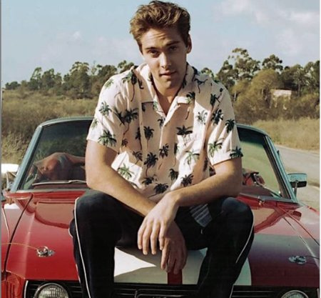 Austin North vestindo uma camiseta.