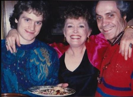   Es war Tom Bish, ihr erster Ehemann, mit dem Rue McClanahan ihren einzigen Sohn Mark hatte. Tom war Bühnenschauspieler in New York City. Rue ließ sich von Mark scheiden's father in 1959. 