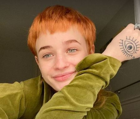 Anouk McGregor tem três irmãs mais velhas e um meio-irmão mais novo.
