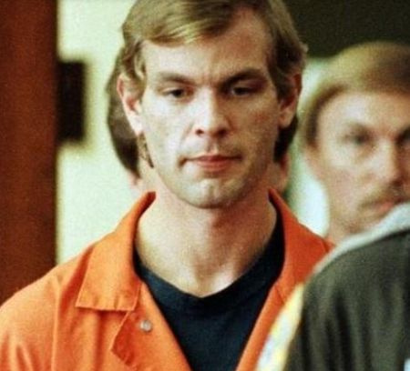 Los alguaciles del condado de Milwauakee escoltan al asesino de los años 80 y nativo de Wisconsin, Jeffrey Dahmer.
