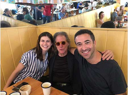   Alexandra Daddario e Ari Melber com Richard Lewis em Lewis' celebration of 24 years of sobriety
