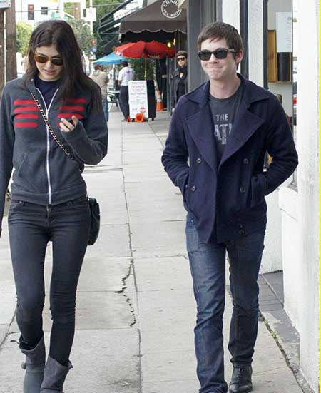Alexandra Daddario y su exnovio Logan Lerman rumbo a almorzar en West Hollywood