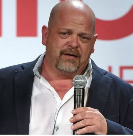   Rick Harrison protagoniza la Historia's Pawn Stars alongside Corey Harrison and Austin Chumlee Harrison. 