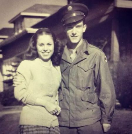 Millie con Hugh cuando estaba en el ejército