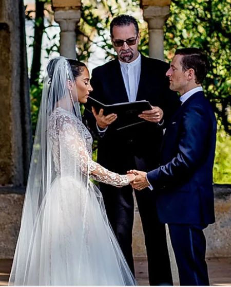   Emily Compagno e il fidanzato di Pete che dicono i loro voti.