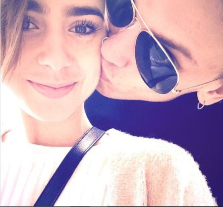 Lily Collins besada por Jamie Campbell