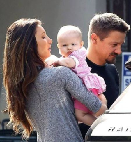 Jeremy Renner com sua ex-esposa, Sonni Pacheco, e sua filha, Ava Berlin Renner. Fonte: GEVA/AKM-GSI