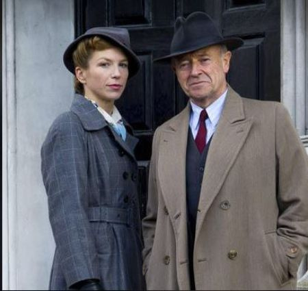 Honeysuckle Weeks en tant que Sam Stewart dans la série dramatique ITV, Foley's War.