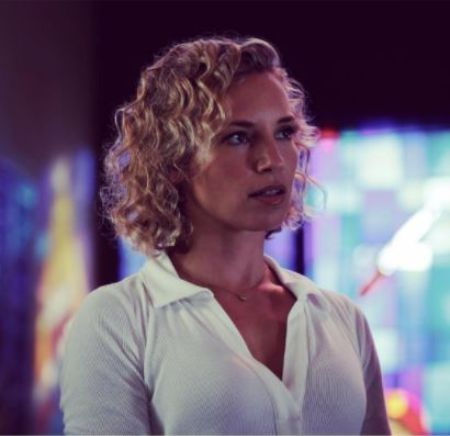 Semaines du chèvrefeuille' sister and Magnum PI actress, Perdita Weeks.