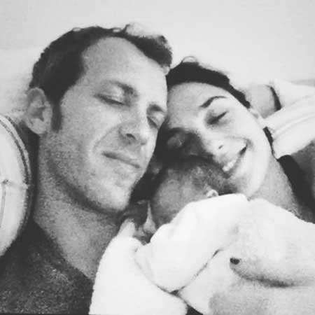   Gal Gadot (direita) e Yaron Varsano (esquerda) com sua filha recém-nascida Alma Varsano