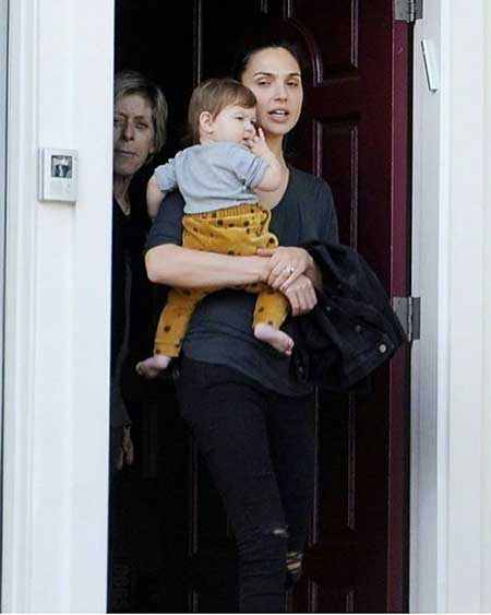   A atriz Gal Gadot e sua filha Maya Varsano