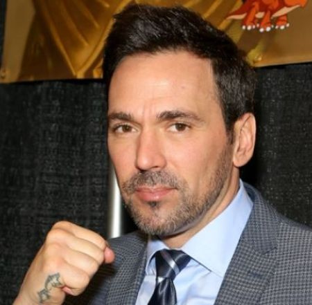  Der verstorbene Schauspieler aus Covina, Kalifornien, Jason David Frank, war auch der Typ, der den Green Ranger in den Power Rangers spielte.