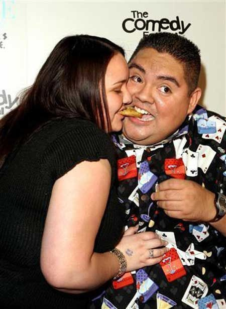   La novia de Gabriel Iglesias Claudia Valdez se rumorea esposa.