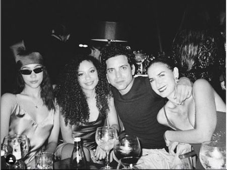 Jade com suas co-estrelas de White Lies