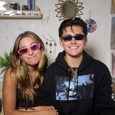   Kenzie e Isaak con gafas de sol y haciendo un video.