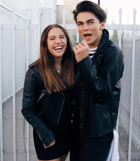   Ashton y Mackenzie vistiendo todos atuendos negros.