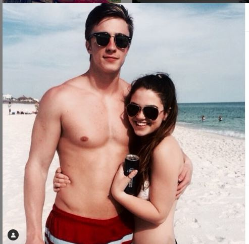 Drew e sua suposta namorada Claire Van der Linden posam juntos na praia