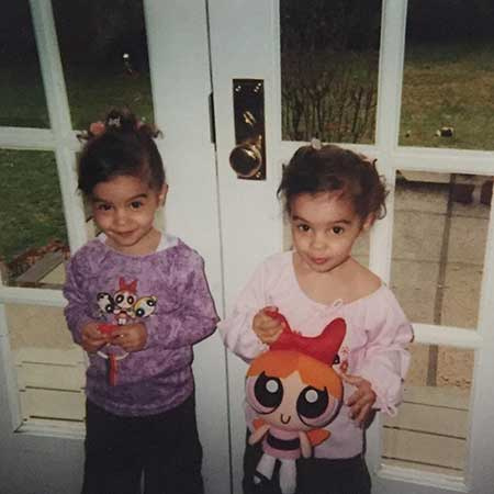   Kaila Chambers y su hermana gemela Maya Chambers