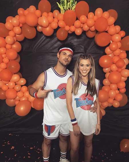   Taylor Dome compartilhou ela e seu namorado's photo to confirm their relationship