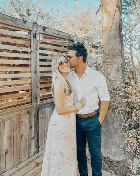   Taylor Lautner beijou sua namorada Taylor Dome na bochecha