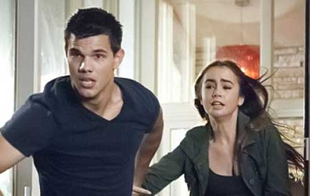   Ator Taylor Lautner e Lily Collins durante uma cena de filme