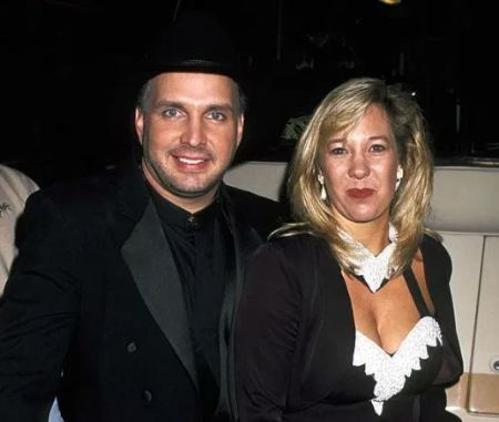 Sandy Mahl com o ex-marido e o cantor do álbum Sevens, Garth Brooks.