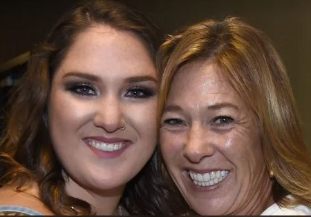 Sandy com ela e Garth Brooks' youngest daughter, Allie Colleen - also a country music singer.