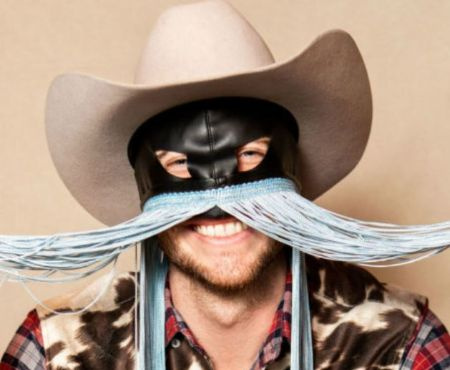   El cantante de Legends Never Die, Orville Peck.