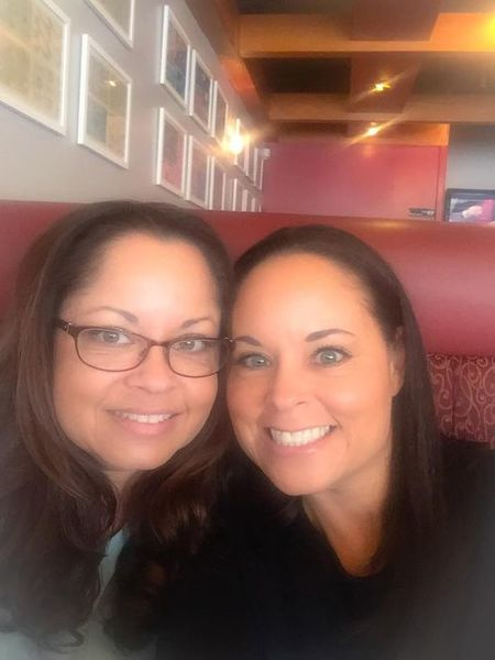   Kari Hillsman (a destra) con sua sorella