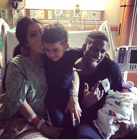   Emmanuel Sanders mit seiner Frau und zwei Kindern.