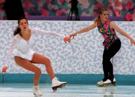 Nancy, a la izquierda, y Harding a la derecha durante sus rutinas antes de los Juegos Olímpicos de Lillehammer de 1994.