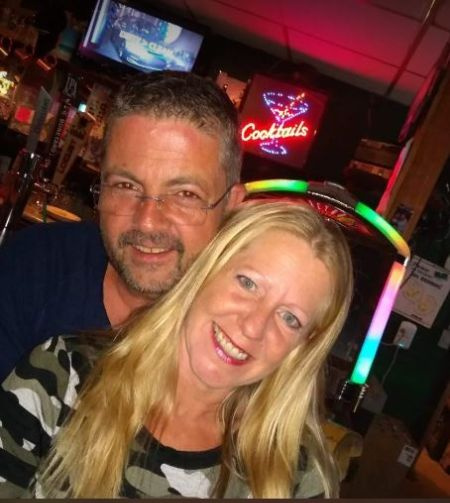 Nacida en Oregón, Tonya Harding, de 52 años, con su esposo Joseph Jens Price