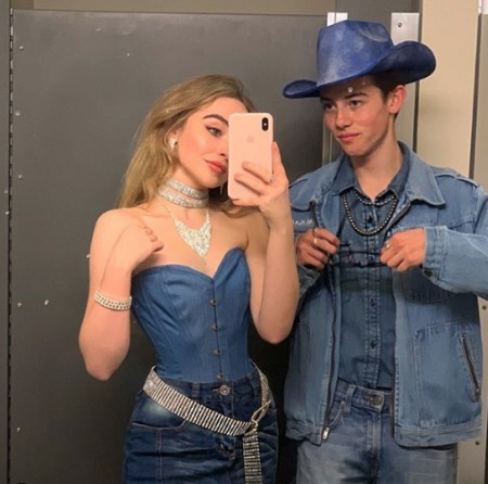 La novia de Griffin Gluck, Sabrina Carpenter, con un disfraz.