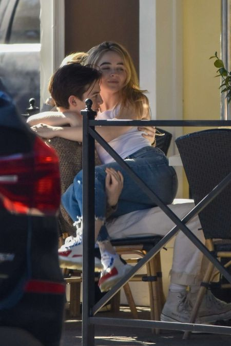 Sabrina sentada en Griffin's lap.