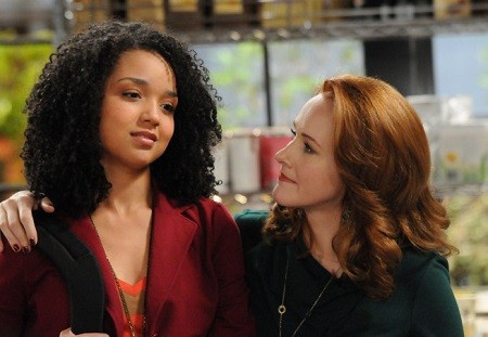 Aisha Dee en el set de Odio a mi hija adolescente